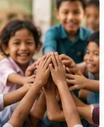 Mains d’enfants réunies
