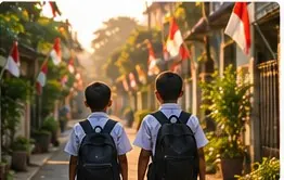 Écoliers sur le chemin de l’école
